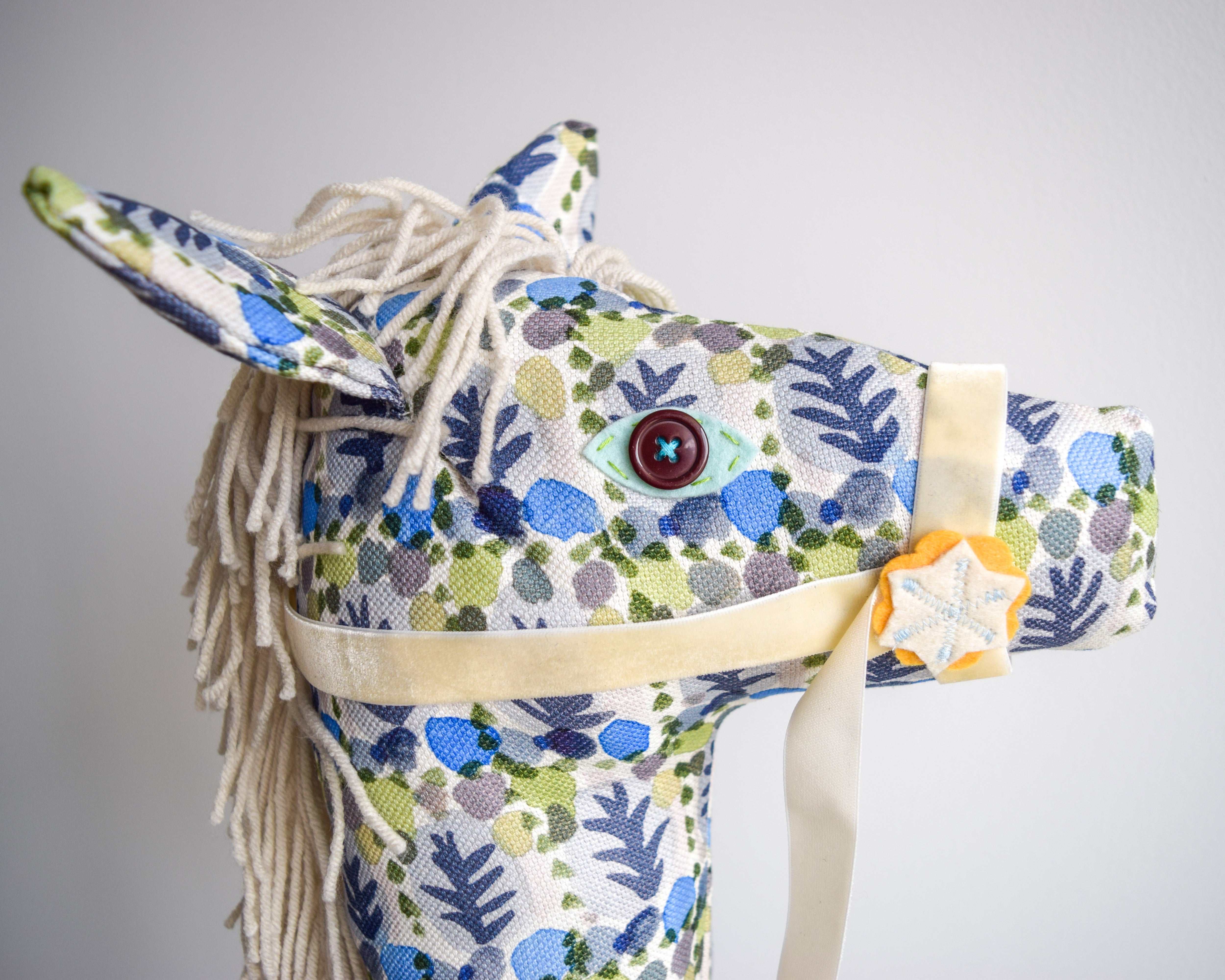 Peaseblossom - Hobby Horse